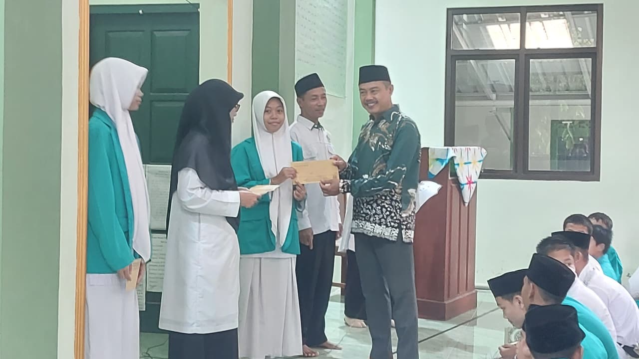 MTsN 6 Kulon Progo Beri Penghargaan Siswa Peraih Skor Tertinggi di PPTKA-PPTKAD Tahap 2